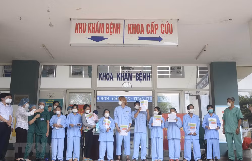 Another 12 COVID-19 patients in Da Nang, Quang Nam given all-clear ảnh 1