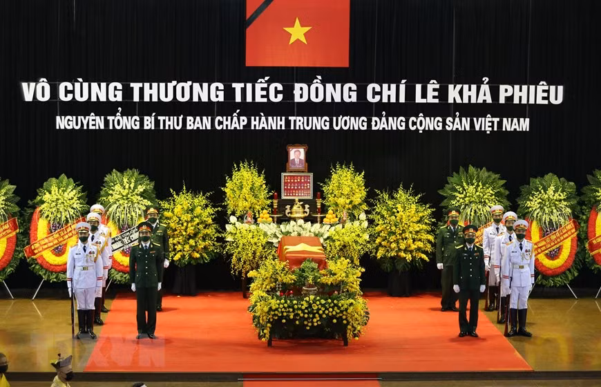 Memorial, burial services held for former Party General Secretary Le Kha Phieu ảnh 1