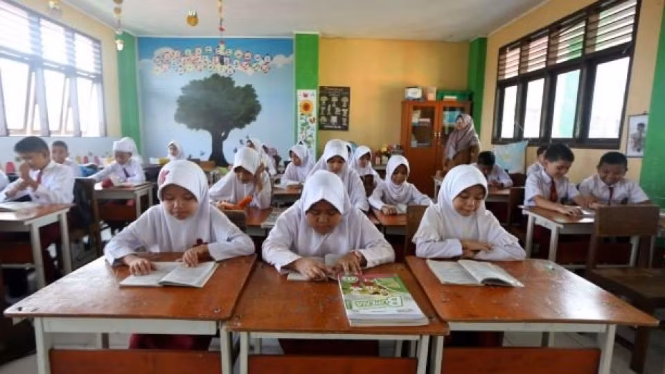 Indonesia urges to tackle education inequality ảnh 1