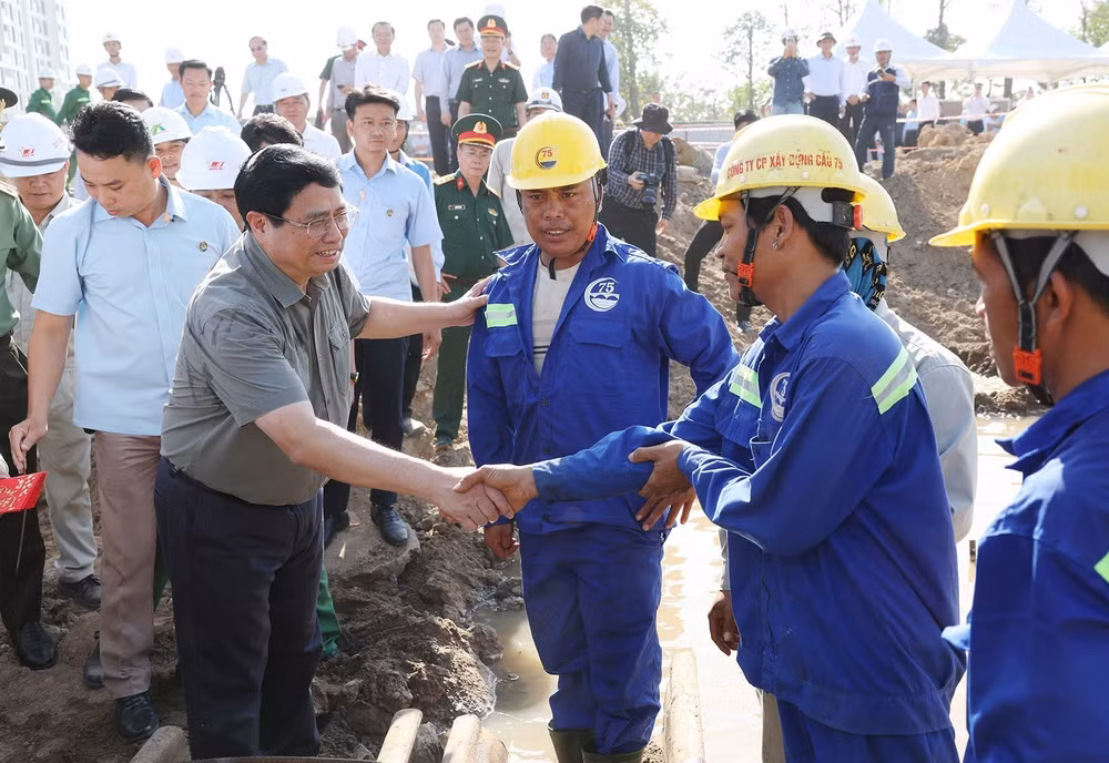 PM inspects key transport projects in southern region ảnh 1
