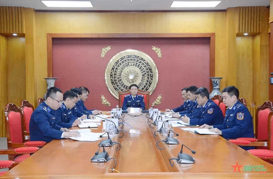 Vietnamese, Chinese coast guards cooperate to fight crimes in Gulf of Tonkin ảnh 1
