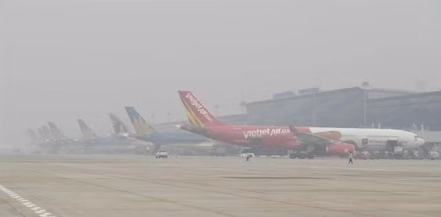 Thick fog forces flight delays in Noi Bai airport ảnh 1