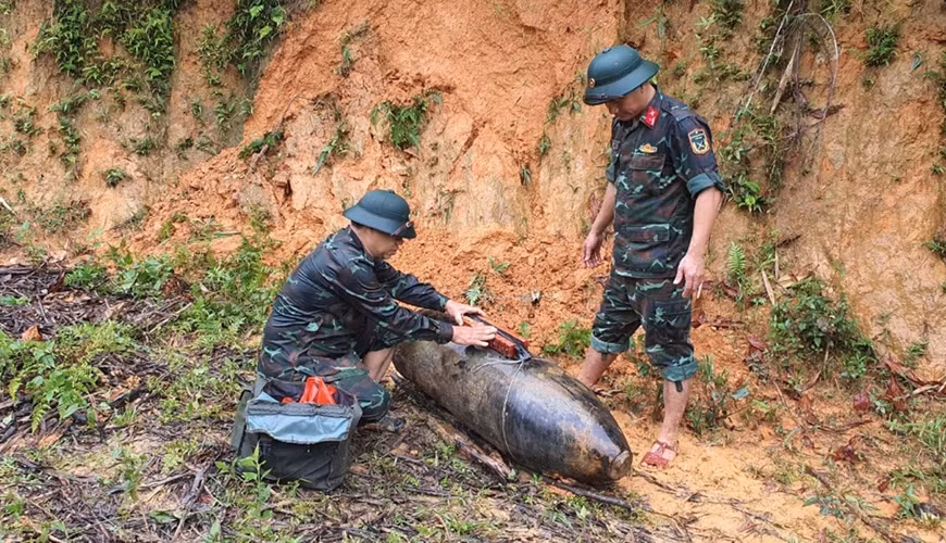 Wartime bomb safely deactivated in Nghe An ảnh 1