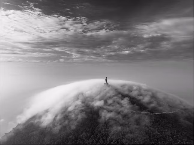 UK newspapers praise photo of Vietnam’s Ba Den Mountain ảnh 3