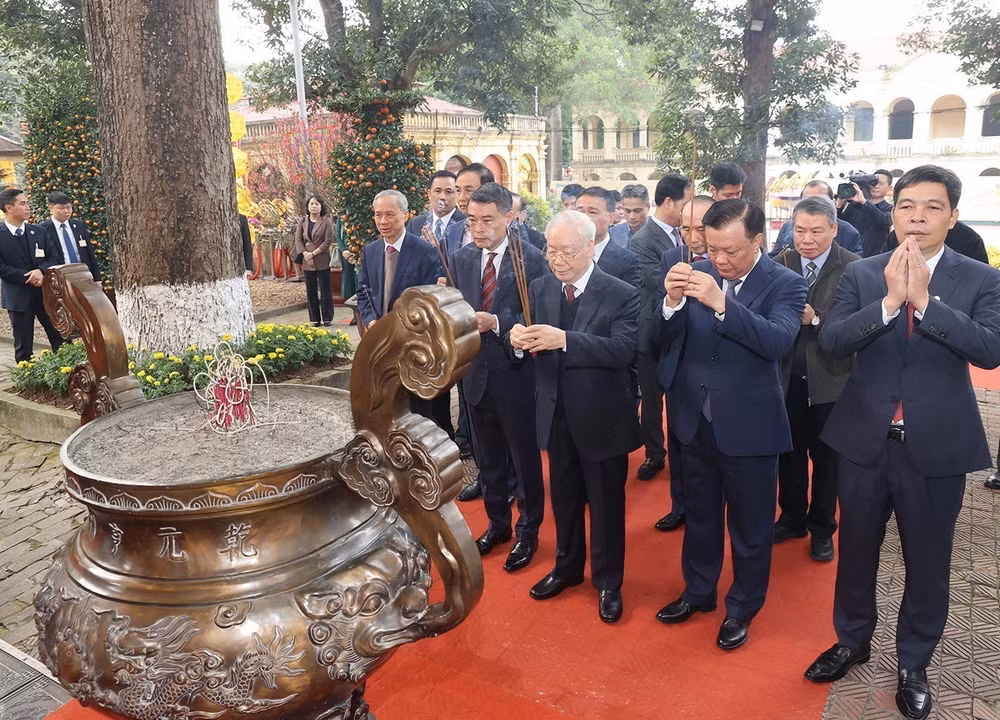Party leader offers incense at Thang Long Imperial Citadel ảnh 1