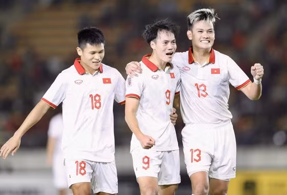 Vietnam remains in FIFA's top 100 ảnh 1