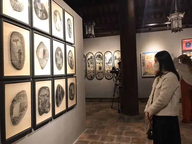 Modern art and ancient heritage come together in Temple of Literature's exhibition ảnh 1