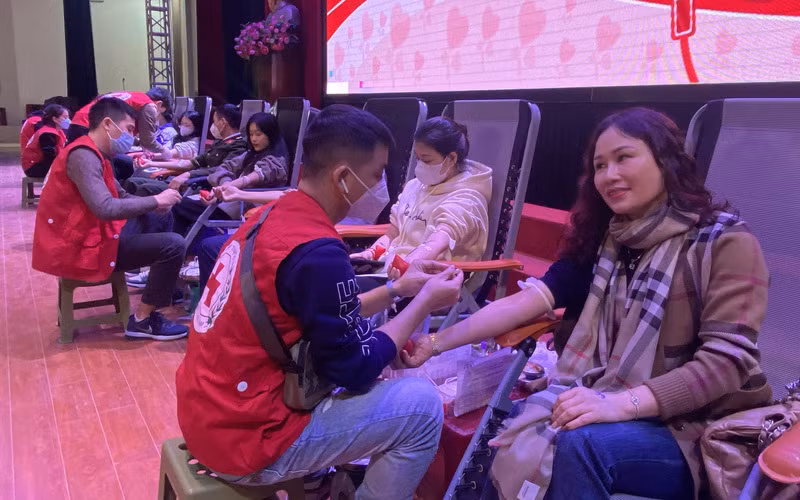 Over 1,000 people join Thanh Hoa’s voluntary blood donation drive ảnh 1