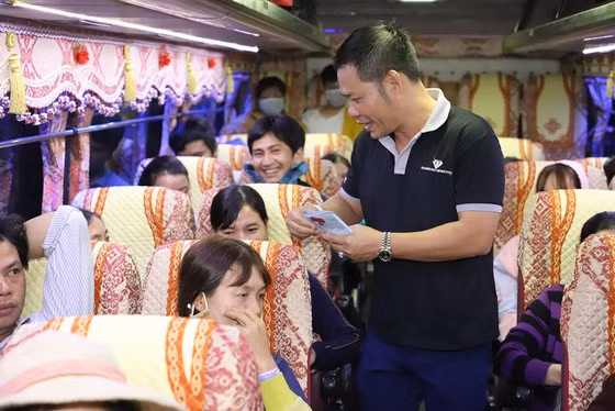 Free coach helps workers return home for Lunar New Year ảnh 1