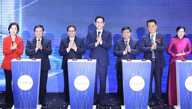 PM asks Samsung to consider Vietnam a global strategic base ảnh 1