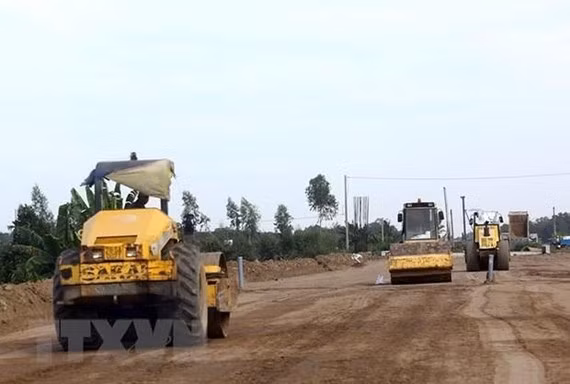PM urges speeding up implementation of major expressway projects ảnh 2