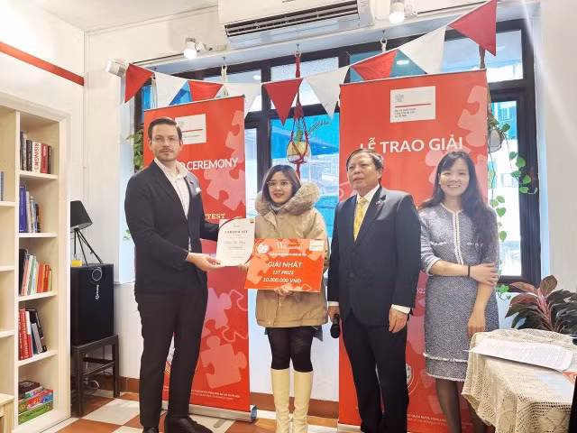 Vietnamese writers honoured for understanding of Poland ảnh 1