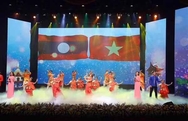 Winners of online quiz on Vietnam-Laos history honoured ảnh 2