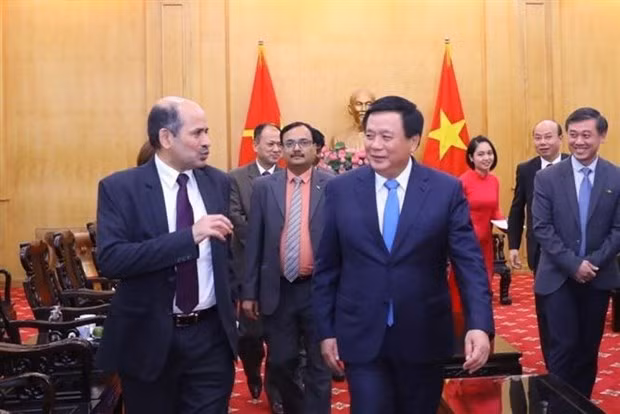 Official receives new Indian Ambassador to Vietnam ảnh 1