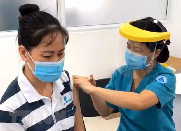 HCM City to conduct COVID-19 vaccination throughout Tet ảnh 1