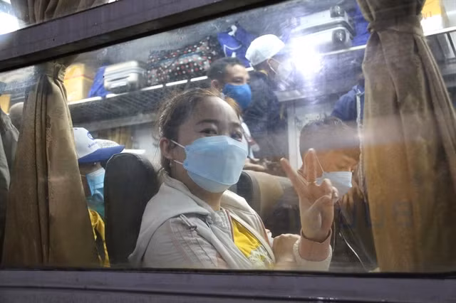 Free rides for workers and students going home for Tet ảnh 1