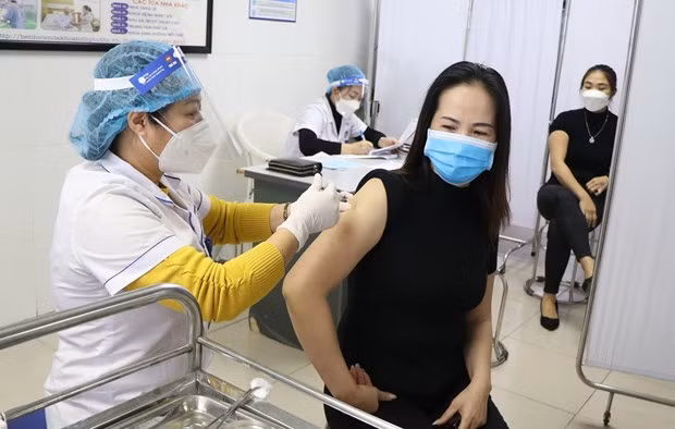 PM urges faster COVID-19 vaccination, stronger anti-pandemic measures ảnh 1