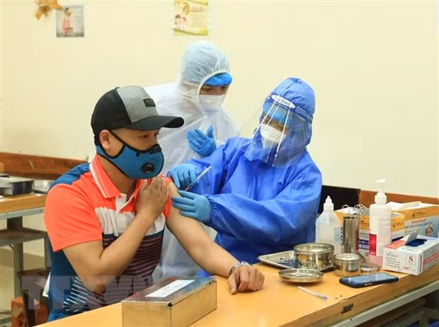 Vietnam records 15,779 COVID-19 cases on January 9 ảnh 1