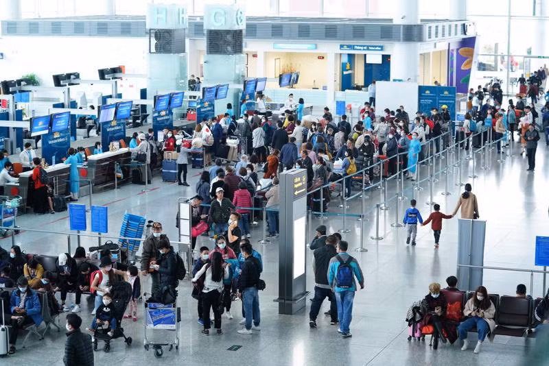 Aviation authority suggests limiting repatriation flights to Noi Bai, Tan Son Nhat ảnh 1