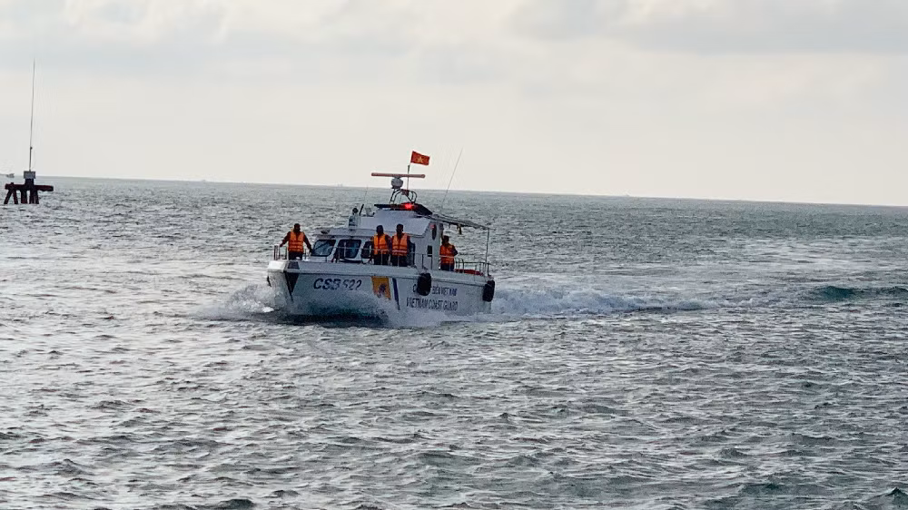 Quang Tri border guards save three fishermen in distress at sea ảnh 1 Quang Tri border guards save three fishermen in distress at sea ảnh 1