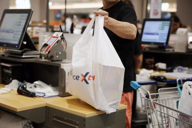Singapore to charge shoppers for plastic bags in 2023 ảnh 1