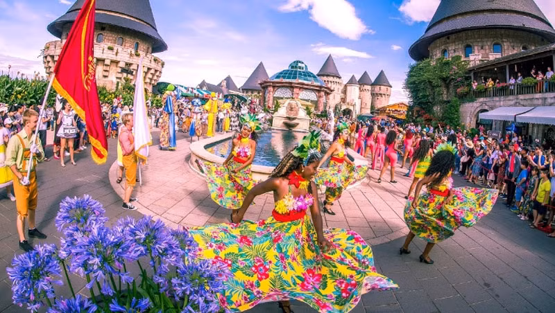 Companies suggest opening more tourism representative offices abroad ảnh 1