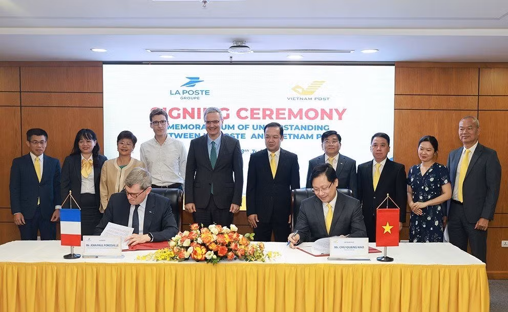 Vietnam Post, France’s La Poste step up cooperation ảnh 1