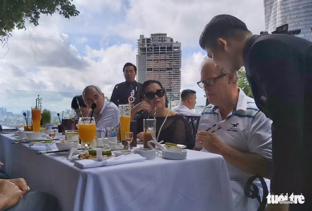 HCM City struggles with labour shortage in hotel and restaurant sector ảnh 1
