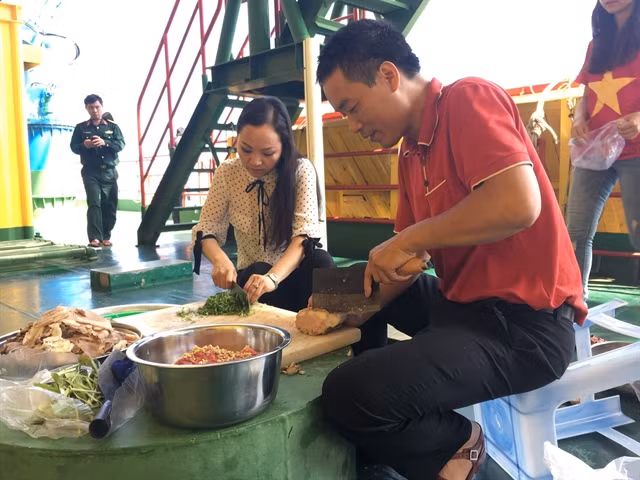 Famous ‘pho’ restaurant owner brings the dish to island soldiers for free ảnh 1