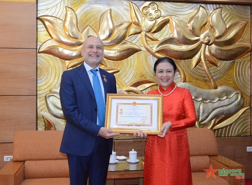 Friendship insignia bestowed upon Italian Ambassador ảnh 1