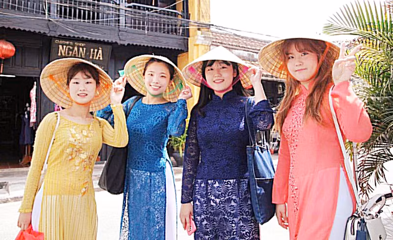 Vietnam welcomes nearly 5.6 million international visitors in H1 ảnh 1