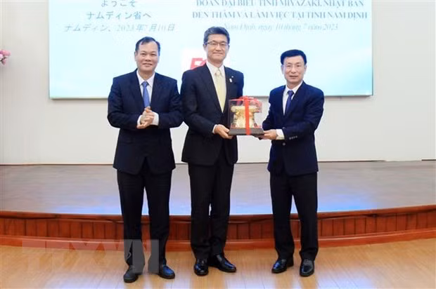 Japan's Miyazaki prefecture delegation pays working visit to Nam Dinh ảnh 1