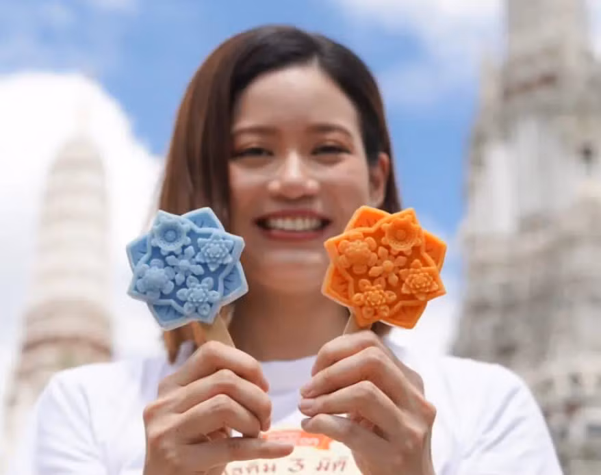 Tourists dazzled by ice cream inspired by Thai temple tiles ảnh 1