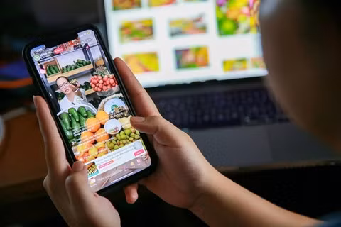 Selling fresh fruits via live streaming forecast to boom ảnh 1