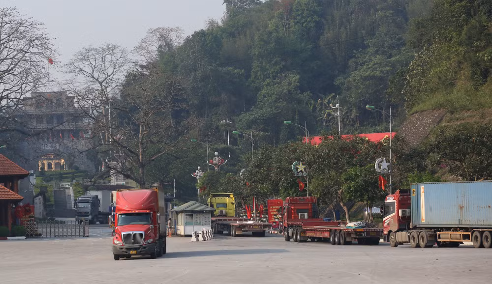 Border gates in Lang Son province maintain regular operations ảnh 1