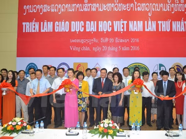 First exhibition on Vietnam’s tertiary education underway in Laos ảnh 1