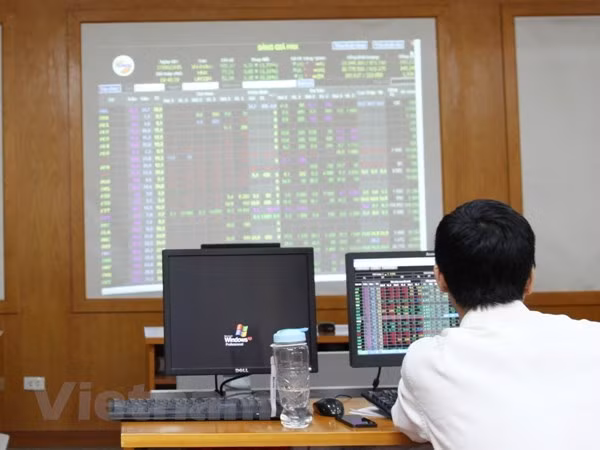 VN-Index drops 43.9 points due to selling pressure ảnh 1