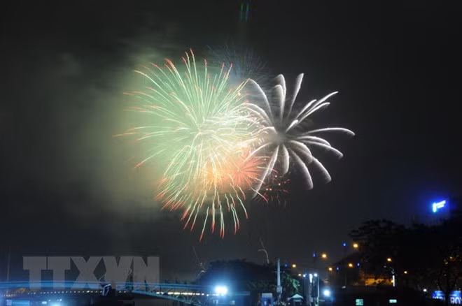 Fireworks to mark Reunification Day, May Day in HCM City ảnh 1