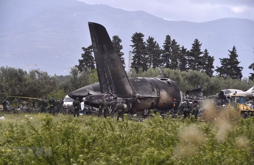 Condolences sent to Algeria over military plane crash ảnh 1
