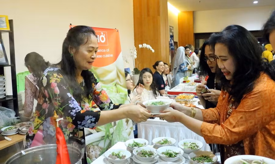 Vietnam joins ASEAN food festival to help poor children ảnh 1