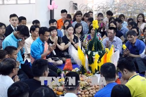 Lao students in Son La enjoy traditional Bunpimay Festival ảnh 3
