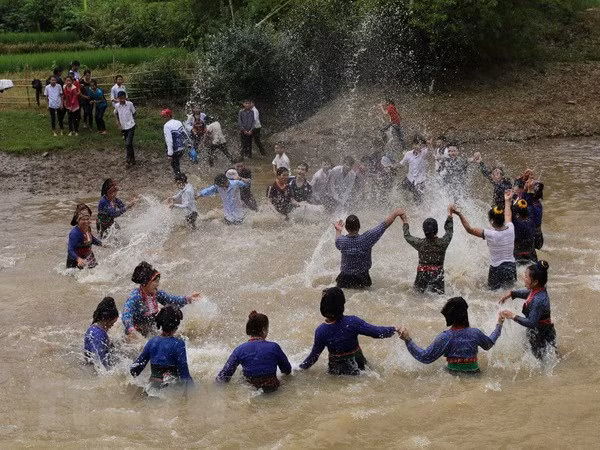 Water splashing festival recognised as national intangible cultural heritage ảnh 1