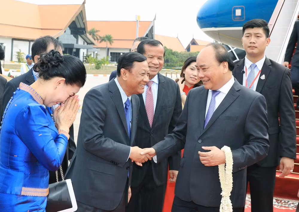 PM Nguyen Xuan Phuc arrives in Cambodia for third MRC Summit ảnh 1