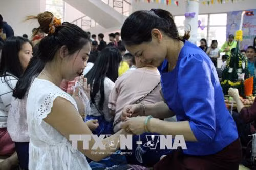 Lao students in Son La enjoy traditional Bunpimay Festival ảnh 2