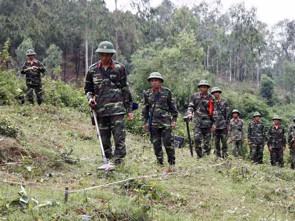 Lingering plight caused by war-left bombs, mines ảnh 1