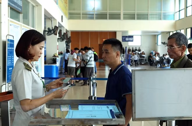 Deputy PM asks for drastic measures to ensure aviation security ảnh 1