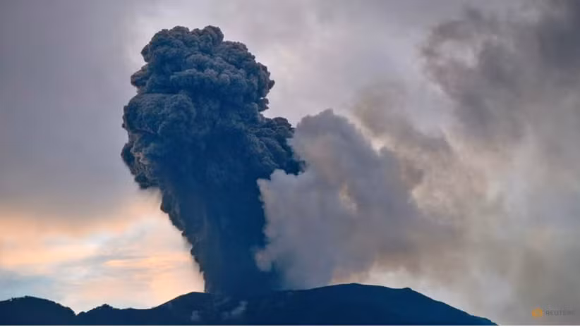 Indonesia evacuates 6,500 people due to volcanic eruption ảnh 1