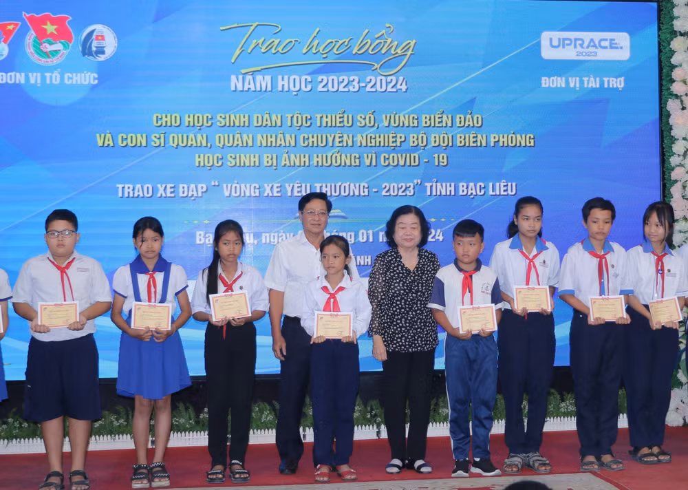 Scholarships presented to disadvantaged ethnic minority students in Bac Lieu ảnh 1
