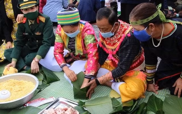 Event to bring Tet gifts, chung cake to disadvantaged people ảnh 1