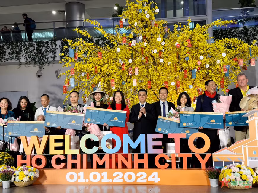 Vietnam Airlines carries year's first visitors ảnh 1